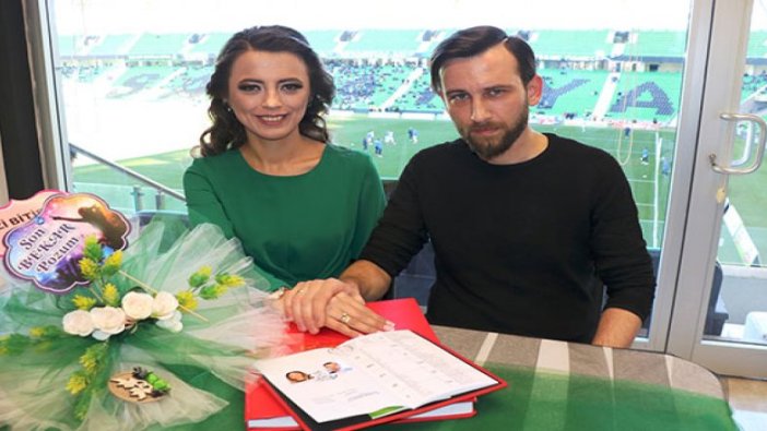 Tribünde tanışan çift, stadyumda evlendi