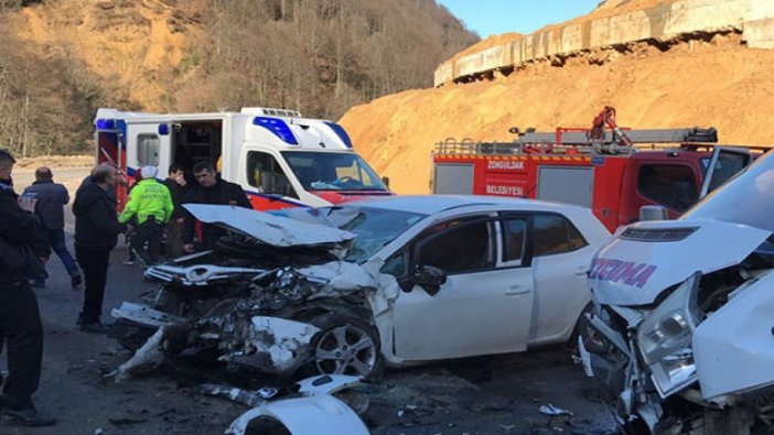 Minibüs ile otomobil çarpıştı