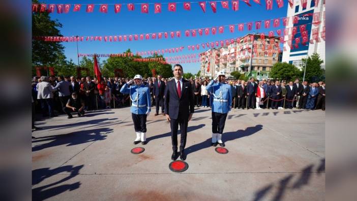 Kartal Belediyesi'nden 19 Mayıs kutlamaları: Başkan Yüksel gençlerle penaltı attı
