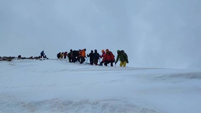 Küçük Ağrı Dağı’nda 19 Mayıs tırmanışı: 106 dağcı zirvede buluştu