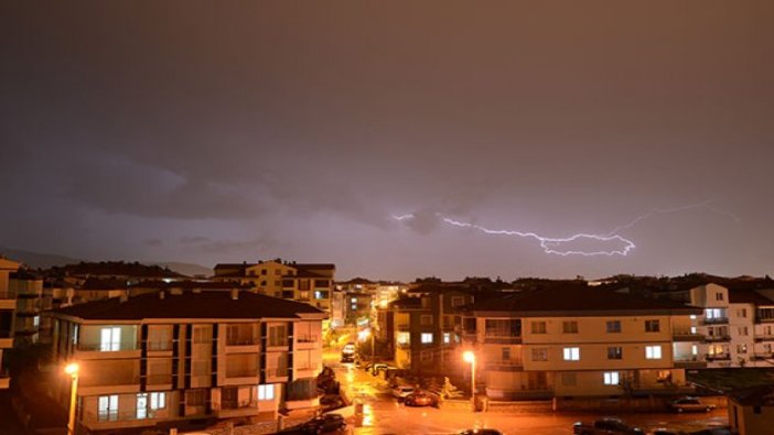 Aksaray'da yıldırımla Türkiye haritası oluştu