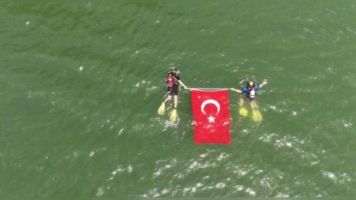 Ovacık'ta 19 Mayıs coşkusu: Dalgıçlar gölette Türk Bayrağı açtı