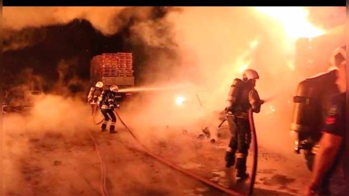 Gebze'de palet deposunda yangın: Binlerce palet küle döndü