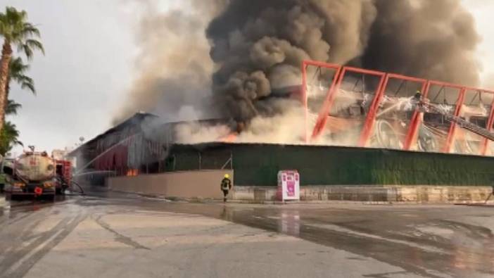 Mersin'de elektronik eşya fabrikasında yangın