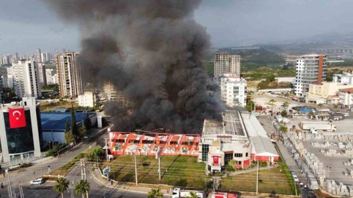 Mersin'de elektronik fabrikasında yangın: Depo sorumlusu dumandan etkilendi