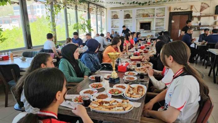 Adilcevaz'da düzenlenen kız voleybol turnuvasında Aydınlar beldesi okulları fırtına gibi esti