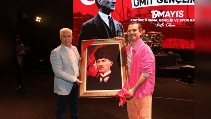 Bursa'da 19 Mayıs coşkusu: Mor ve Ötesi konseriyle 100 bin kişi bayramı kutladı