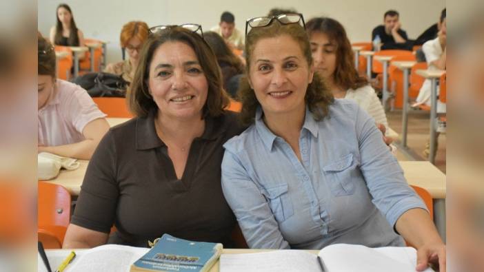 İzmir'de iki kadın 50'li yaşlarında gazetecilik okuyor