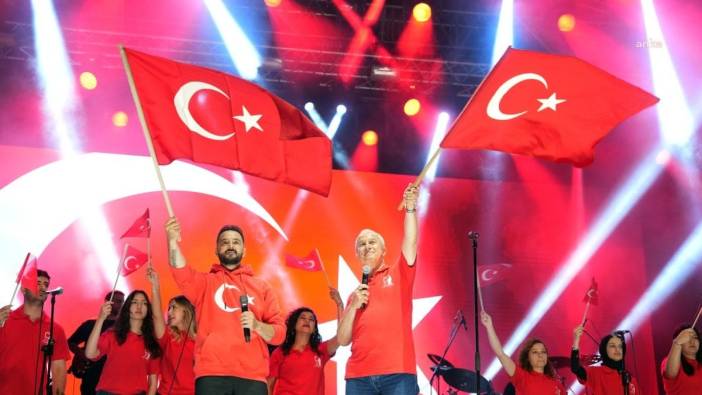 Alanya'da 19 Mayıs coşkusu: Gökhan Özen konseriyle 60 bin kişiyi büyüledi