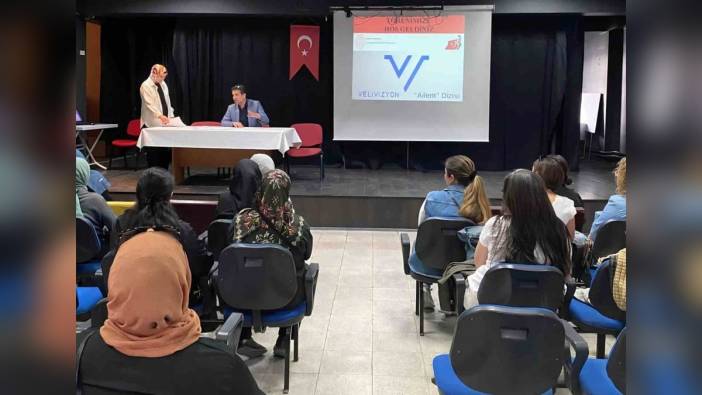 Eskişehir Orgeneral Halil Sözer Ortaokulu'nda veliler 'Ailem' dizisi için ödüllendirildi