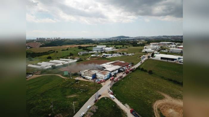 Kocaeli'de boya fabrikasında yangın: 1 saatte kontrol altına alındı