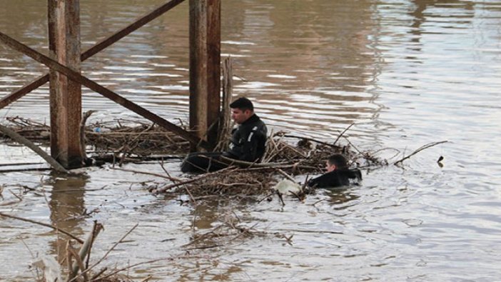 Kızını kurtarmak için atladığı ırmakta kaybolan baba aranıyor