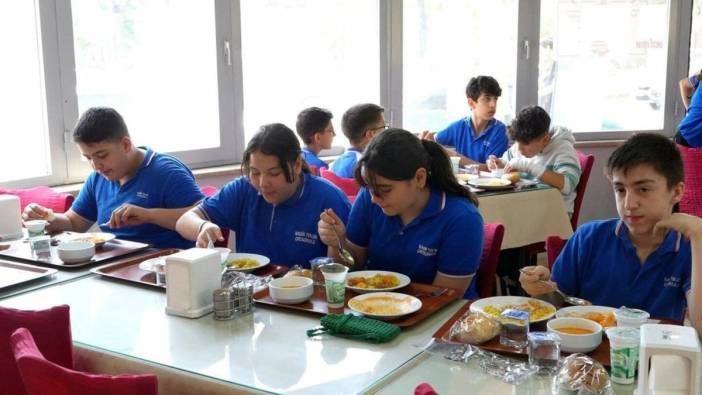 Burhaniye Belediyesi'nden öğrencilere ücretsiz yemek desteği