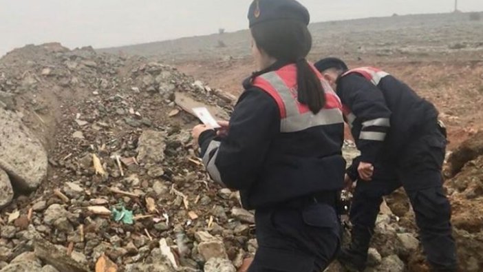 Enkazda bulunan tek hatıra babaya teslim edildi