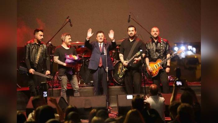 Çekmeköy'de 19 mayıs coşkusu: Pera konseri gençleri büyüledi