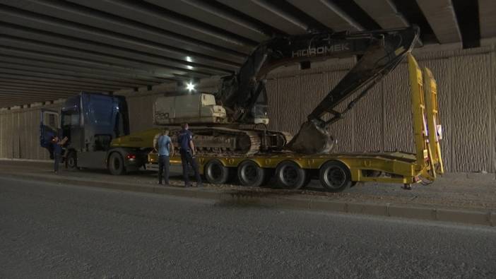Elazığ'da TIR alt geçitte mahsur kaldı