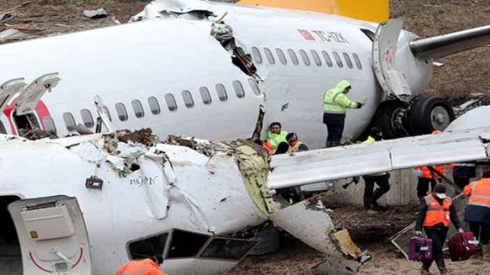 Uçaktan yolcuların valizleri çıkarılıyor