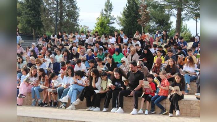 Siirt'te gökyüzü altında kitap okuma etkinliği