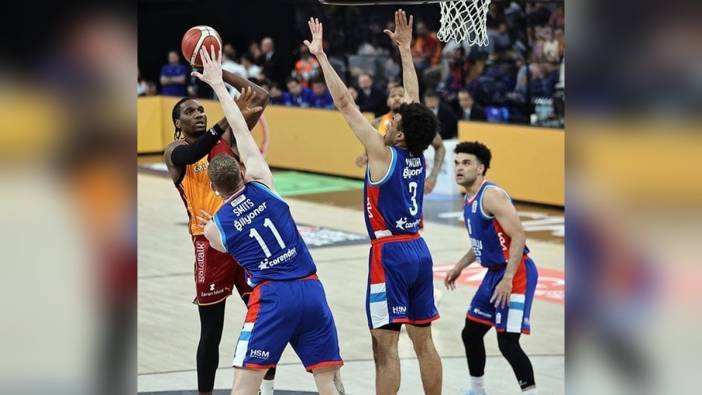 Anadolu Efes, Galatasaray'ı farklı mağlup etti