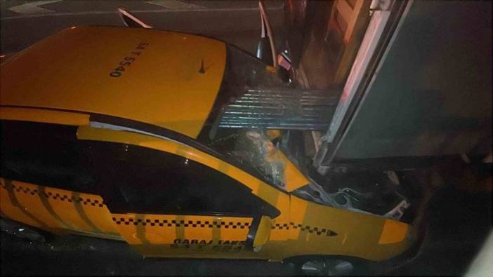 Sakarya'da feci kaza: Kamyonete arkadan çarpan taksi sürücüsü öldü