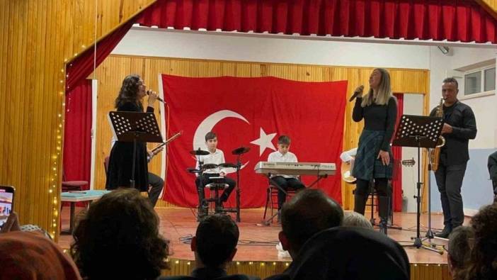 Erzincan'da öğretmenler müzik sınıflarında konser verdi