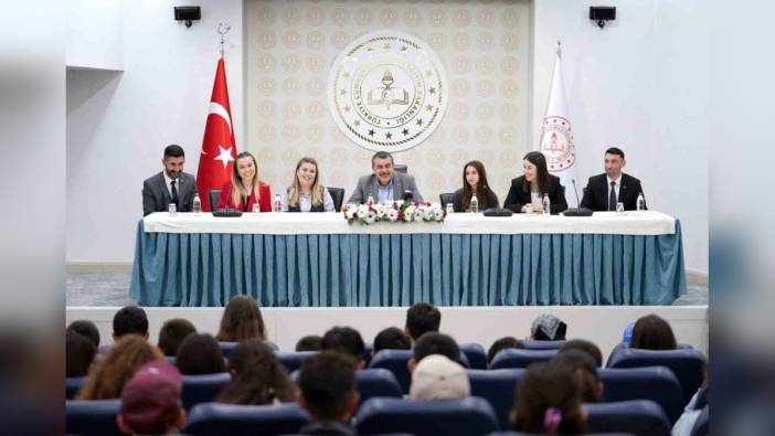 Bakan Tekin, memleketi Uzundere'den gelen öğrencileri ağırladı