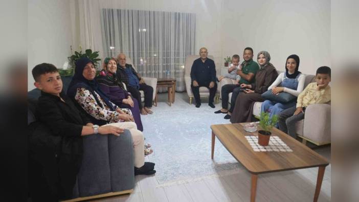 Bakan Kurum, depremzede ailenin yeni evine misafir oldu