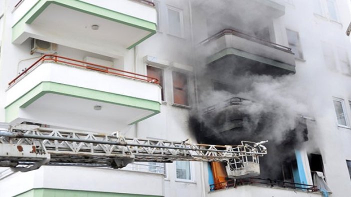 Alanya'da 2 dairede yangın; ev sahibi, alevler arasından kurtarıldı