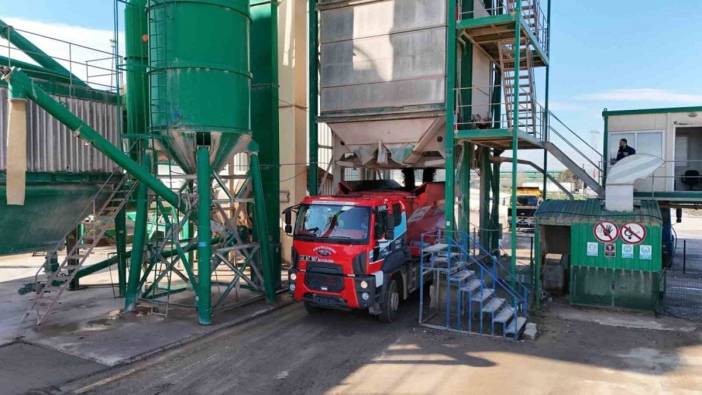 Kocaeli Büyükşehir Belediyesi'nin Solaklar Asfalt Şantiyesi saatte 240 ton asfalt üretiyor