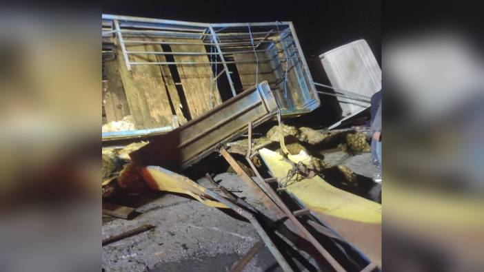 Karlıova'da kurbanlık tırı devrildi: Onlarca koyun telef oldu