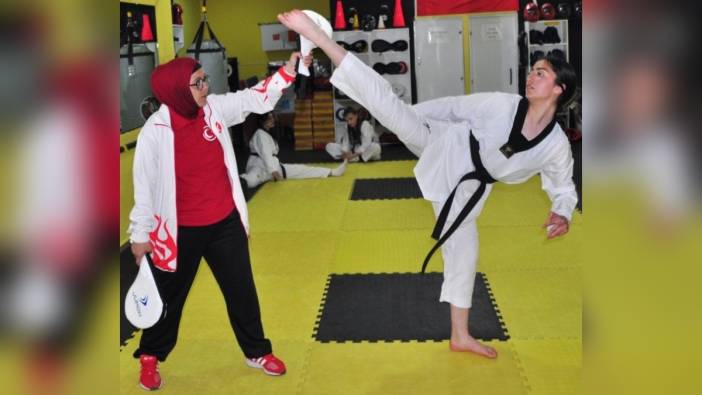 Kars'ta genç kızlar tekvando ile öz savunma öğreniyor