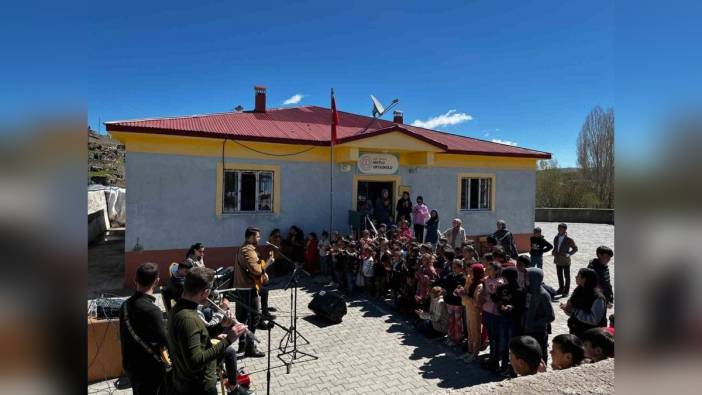 Ağrı Diyadin'de gönüllü müzik öğretmenleri köy okullarına neşe getirdi