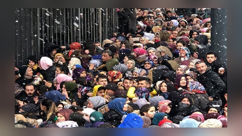 Mağaza açılışında indirim izdihamı