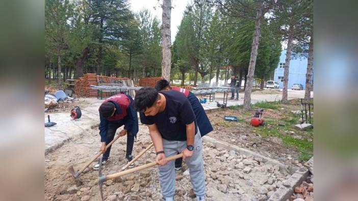 Gediz Yunus Emre MTAL'de eğitim ve üretim bir arada