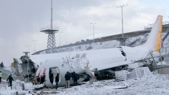 Pistten çıkarak kaza yapan uçağın enkazını kaldırma çalışmaları sürüyor