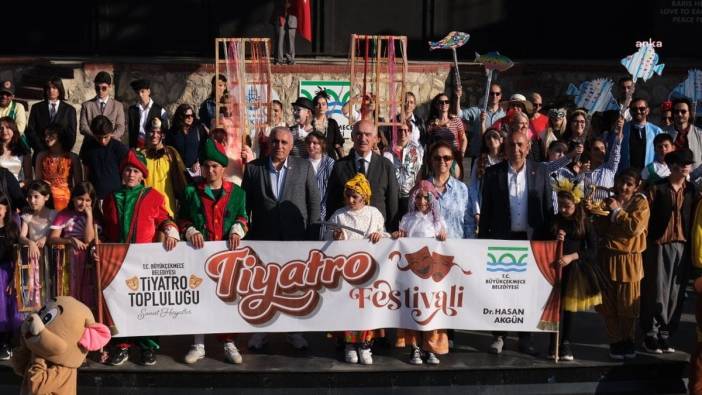 Büyükçekmece Tiyatro Festivali başladı: Renkli kortej yürüyüşüyle perdeler açıldı