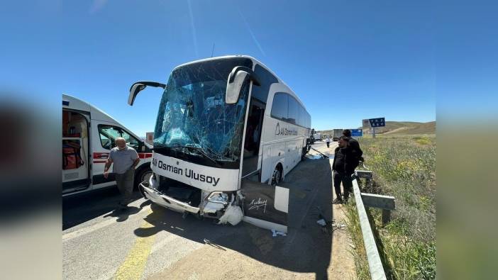 Kırıkkale'de yolcu otobüsü PTS direğine çarptı: 2 yaralı