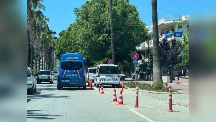 Gazipaşa'da sahte kimlikle yakalanan sürücü, 3 düzensiz göçmen taşıyordu