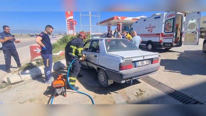 Suluova'da trafik kazası: Otomobil bordür taşına çarptı, sürücü yaralandı