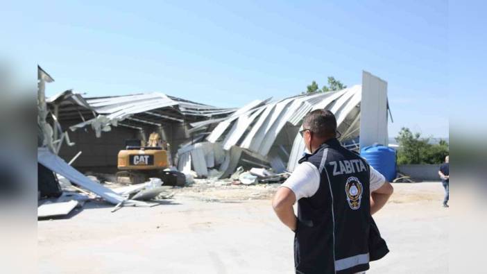 Bursa Nilüfer'de kaçak depo yıkıldı