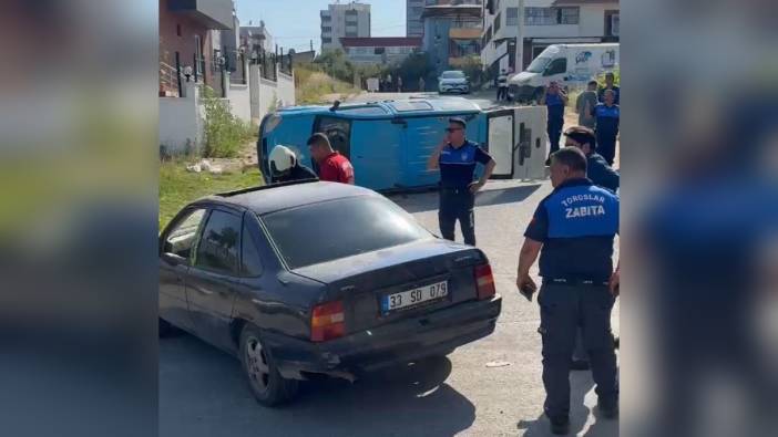 Mersin'de trafik kazası: Zabıta aracı devrildi, 2 yaralı