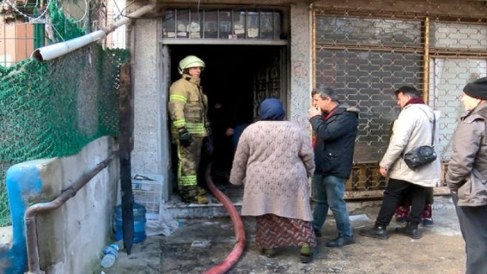 Esenyurt'ta 4 katlı binada yangın