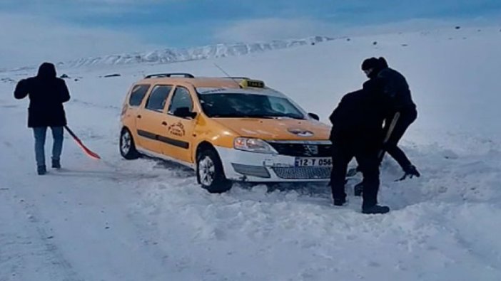 Araçla karda mahsur kalan 5 öğretmen kurtarıldı