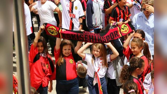 Eskişehirsporlu futbolcular, 'Kucak Dolusu Hayaller' projesiyle öğrencilerle buluştu