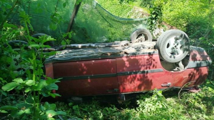 Sapanca'da otomobil şarampole devrildi: Sürücü ve eşi yaralandı