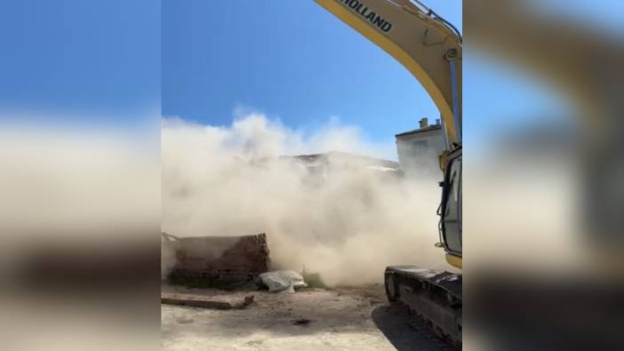 Elazığ'da ağır hasarlı binalar yıkılıyor