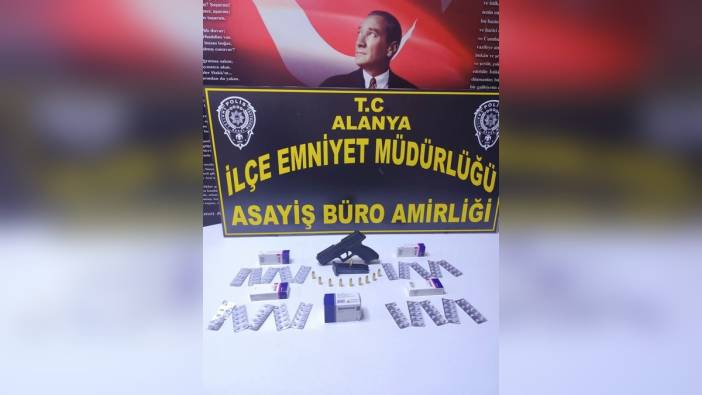 Alanya'da şüpheli şahsın üzerinden ruhsatsız tabanca ve uyuşturucu hap ele geçirildi