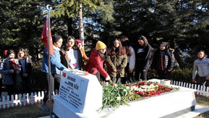 Türkiye'nin ilk kadın şehit pilotu Ayfer Gök, mezarı başında anıldı