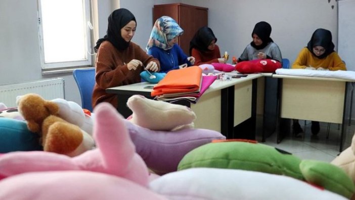 Gönüllü gençler depremzede çocuklar için oyuncak hazırlıyor