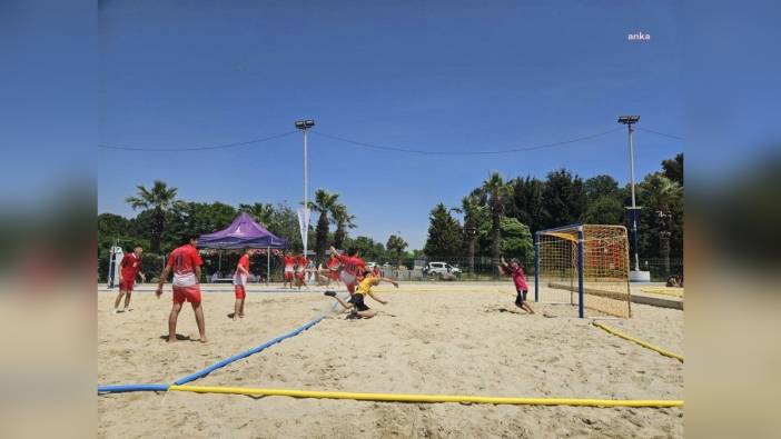 İzmir'de Atatürk Gençleri Plaj Hentbolu Şenliği coşkuyla tamamlandı